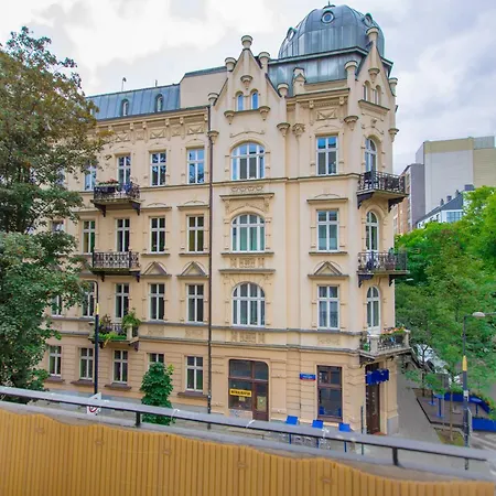 Hoza Str Apt. Great Location. Close To Everything. *