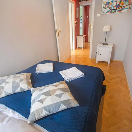 Hoza Str Apt. Great Location. Close To Everything. * Warszawa